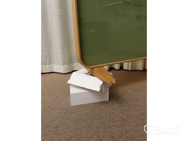Whiteboard på hjul med träram. Obs! Defekt hjul.