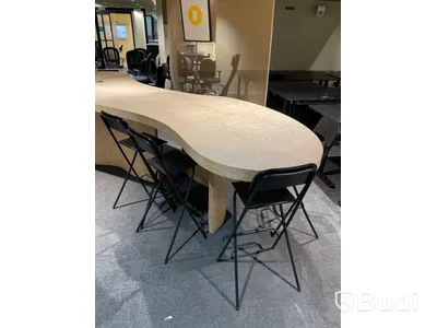 Receptionsdisk med 4st barstolar (ca mått: L405xB130xH100)