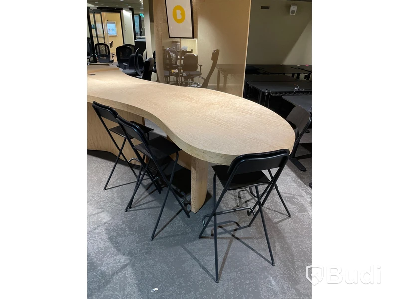 Receptionsdisk med 4st barstolar (ca mått: L405xB130xH100)