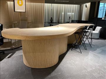 Receptionsdisk med 4st barstolar (ca mått: L405xB130xH100)