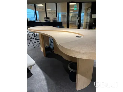 Receptionsdisk med 4st barstolar (ca mått: L405xB130xH100)