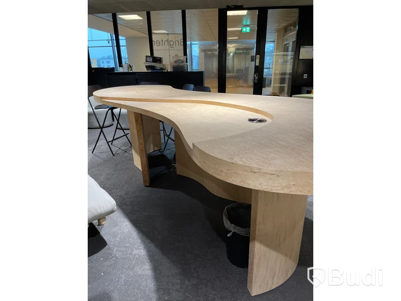 Receptionsdisk med 4st barstolar (ca mått: L405xB130xH100)