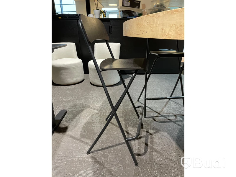 Receptionsdisk med 4st barstolar (ca mått: L405xB130xH100)