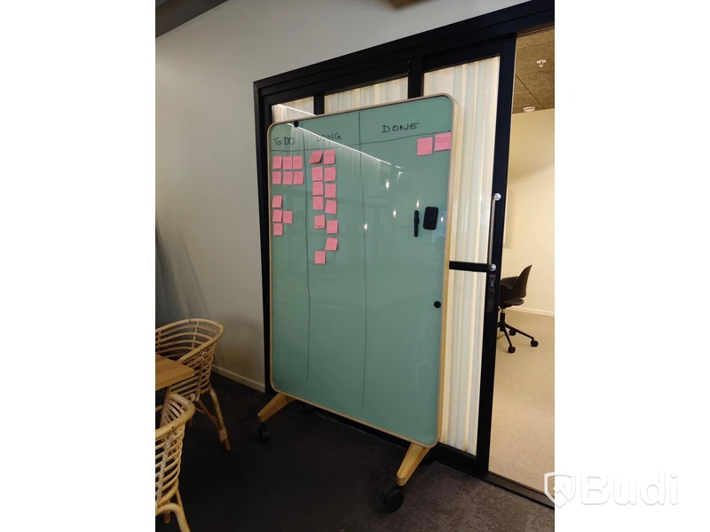 Whiteboard på hjul i glas från Lintex Bredd 120cm  och höjd 197cm