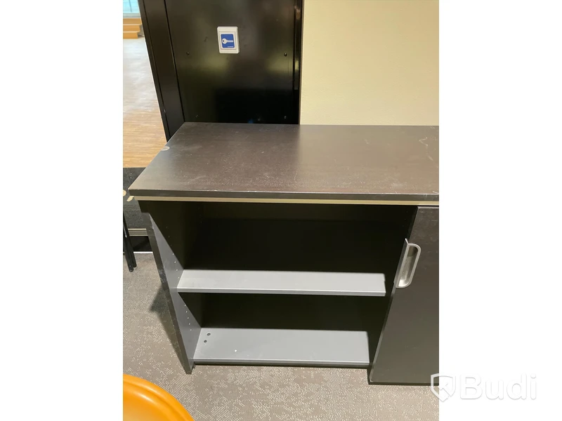 Skåp med skjutdörrar och kodlås (ca mått: L160 x B45xH80 cm)