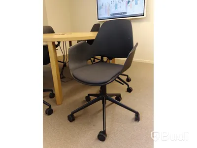 Konferensbord i Ek 160cm i diameter med strömuttag. Ink 8st stolar från Houe Falk Chair