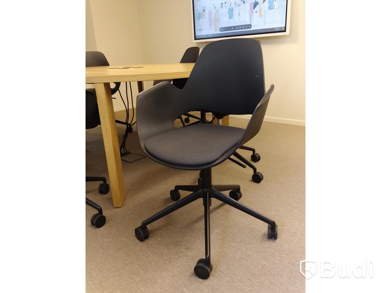 Konferensbord i Ek 160cm i diameter med strömuttag. Ink 8st stolar från Houe Falk Chair