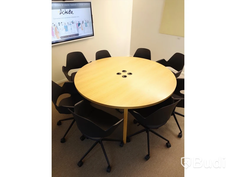 Konferensbord i Ek 160cm i diameter med strömuttag. Ink 8st stolar från Houe Falk Chair