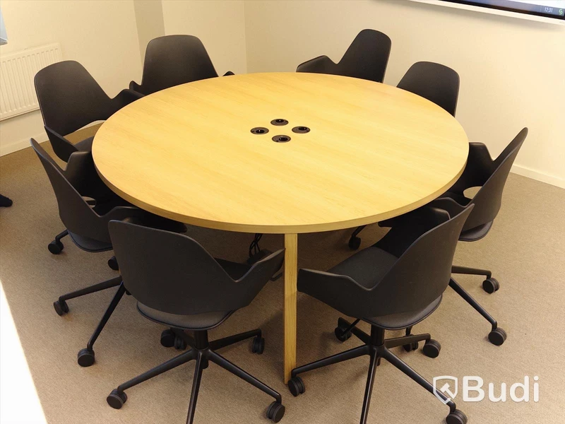 Konferensbord i Ek 160cm i diameter med strömuttag. Ink 8st stolar från Houe Falk Chair