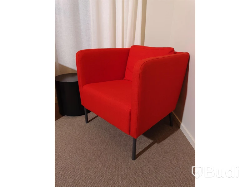 2st Fåtöljer samt runt mindre bord