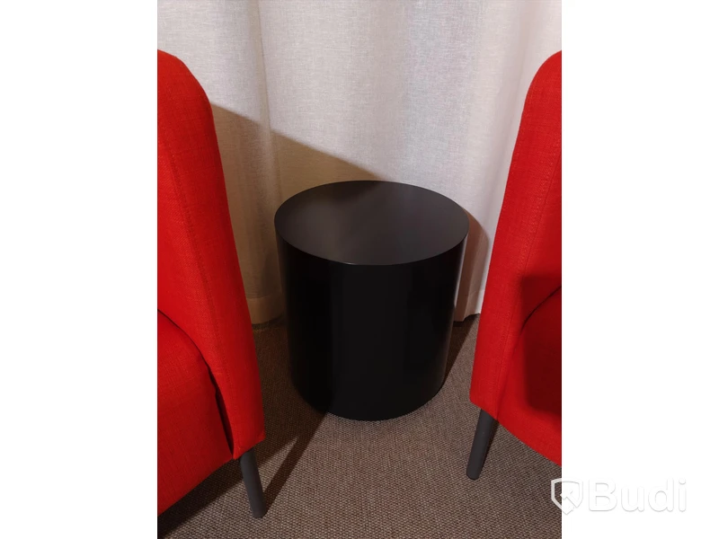 2st Fåtöljer samt runt mindre bord
