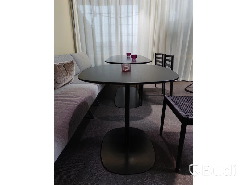 Sittgrupp med soffa 2st bord och 3st stolar. Soffans längd är 280cm , Arper, Andreu World och Skandiform