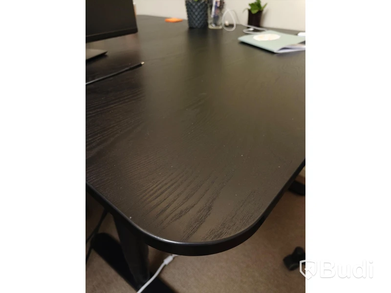 Elektriskt höj och sänkbart skrivbord