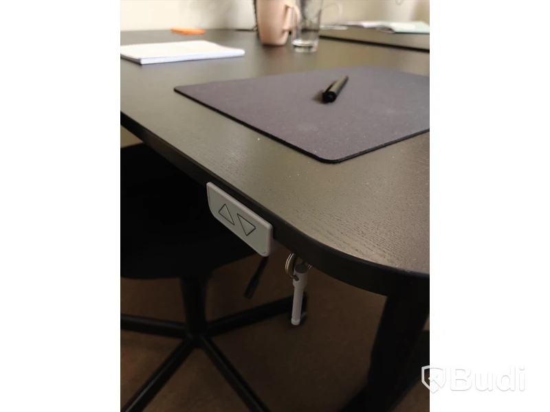 Elektriskt höj och sänkbart skrivbord