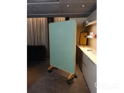 Whiteboard på hjul med träram
