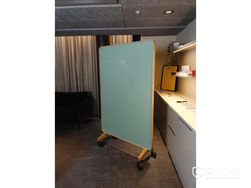Whiteboard på hjul med träram