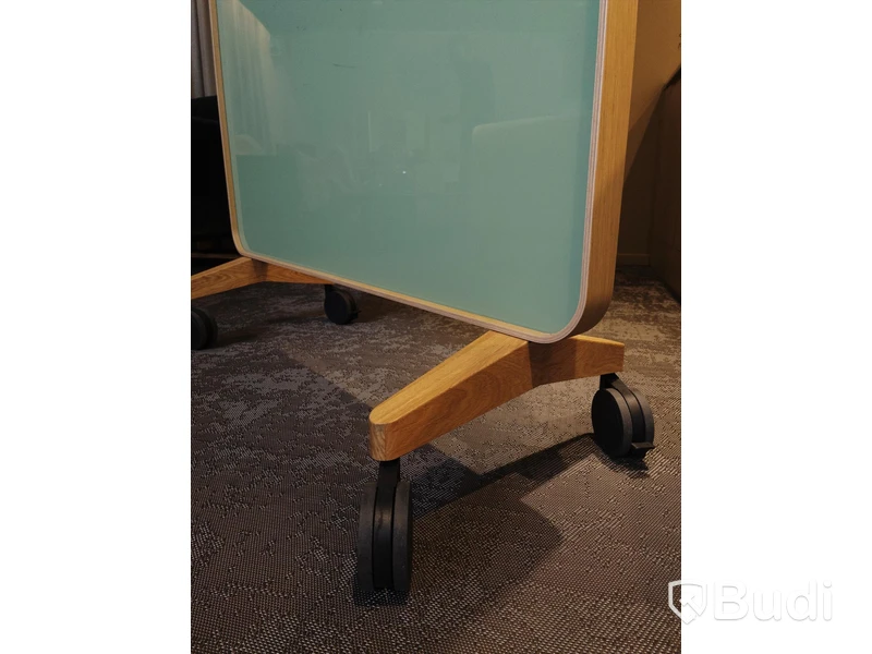 Whiteboard på hjul med träram