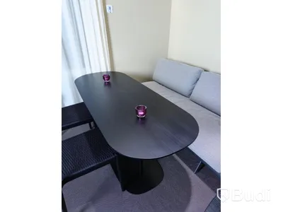 Sittgrupp med soffa 2st bord och 3st stolar. Soffans längd är 280cm , Arper, Andreu World och Skandiform