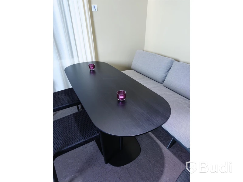Sittgrupp med soffa 2st bord och 3st stolar. Soffans längd är 280cm , Arper, Andreu World och Skandiform