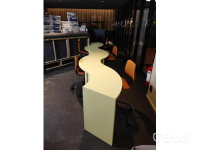 Skrivbord delbart/formbart inkl 5st kontorsstolar