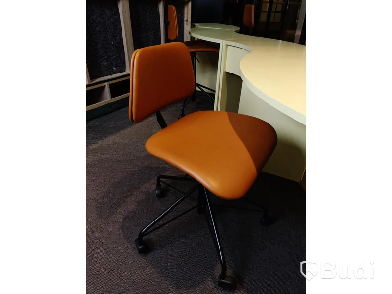 Skrivbord delbart/formbart inkl 5st kontorsstolar