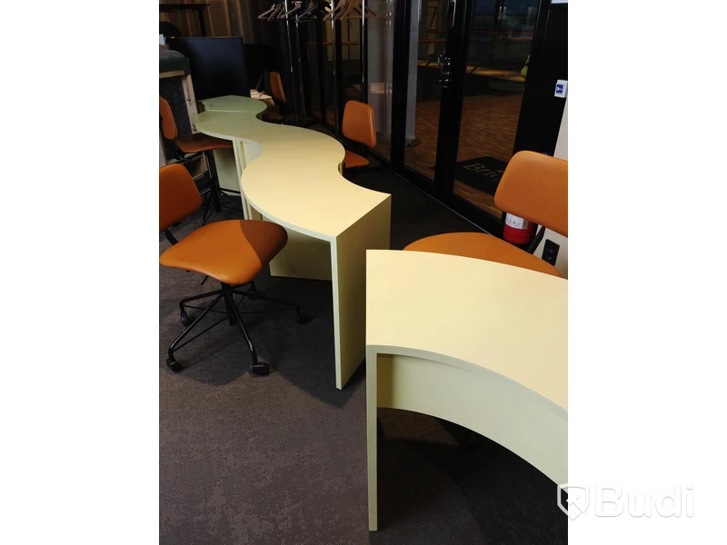 Skrivbord delbart/formbart inkl 5st kontorsstolar