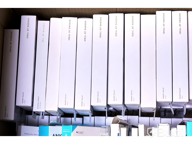 Kartong med diverse telefontillbehör - skal, laddare, skärmskydd etc.