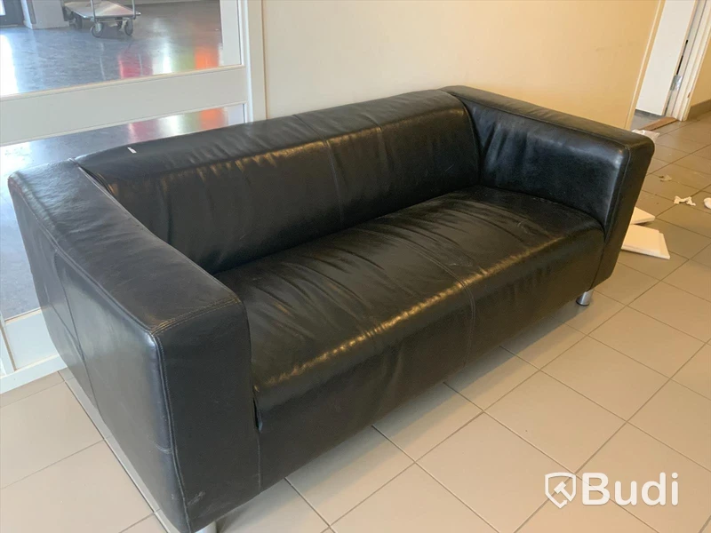 Skinnsoffa 180cm bred, djup 87 cm djup