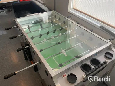 Fussballbord Sony Ericsson-brandat. 153cm längd. 76 cm bredd