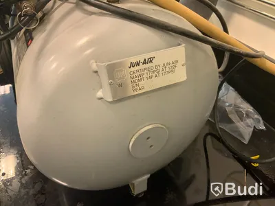 Jun-Air 24-50, 50 liter, 12.2 bar, 2003. Ink Hörbybruk uppsamlingskärl och huv i trä