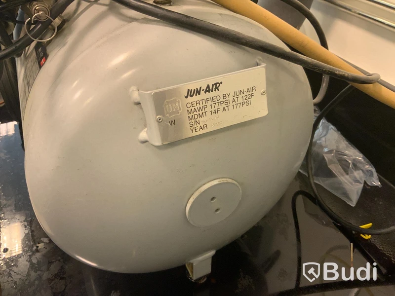 Jun-Air 24-50, 50 liter, 12.2 bar, 2003. Ink Hörbybruk uppsamlingskärl och huv i trä