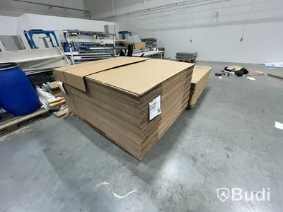 2st Pallar med förpackningsmaterial. 1st Pall med bottenskiva samt 1st pall med pallboxar