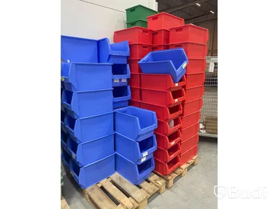 Parti med stapelbara plastlådor från Schäfer