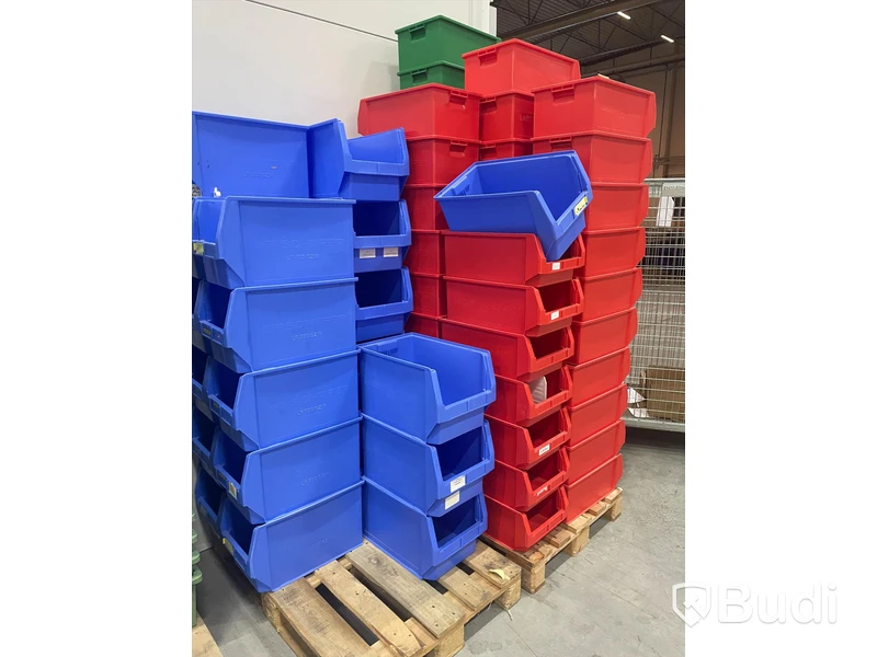 Parti med stapelbara plastlådor från Schäfer