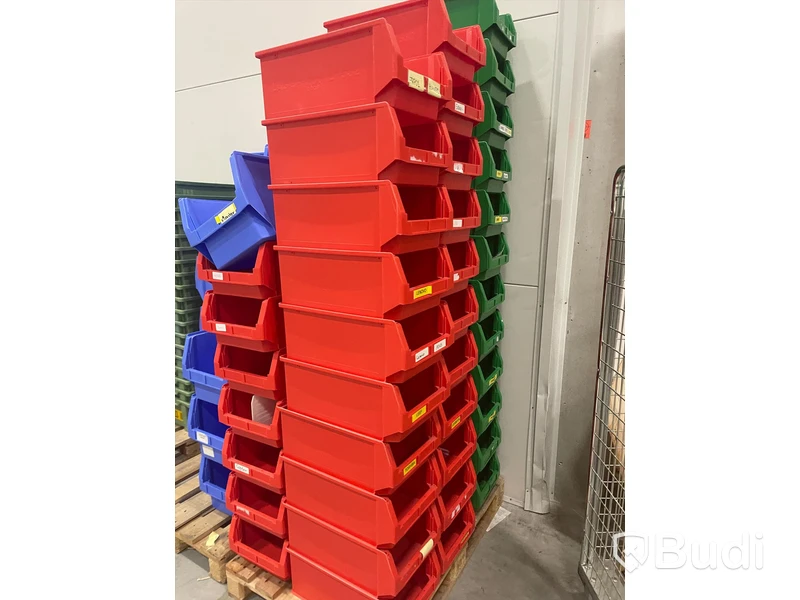 Parti med stapelbara plastlådor från Schäfer