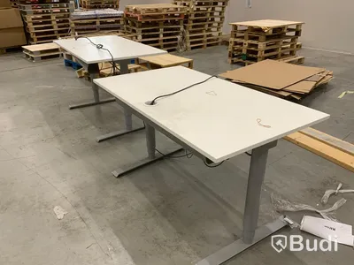 2st Elektriskt höj och sänkbara skrivbord. Ej funktionstestade