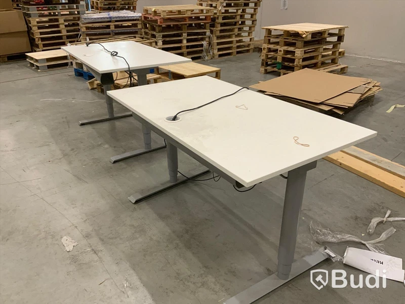 2st Elektriskt höj och sänkbara skrivbord. Ej funktionstestade