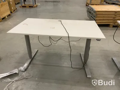 2st Elektriskt höj och sänkbara skrivbord. Ej funktionstestade