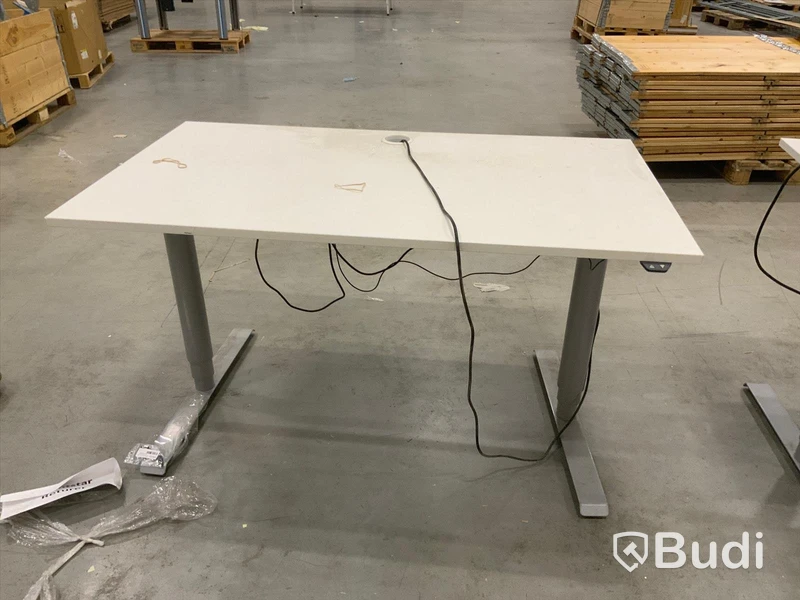 2st Elektriskt höj och sänkbara skrivbord. Ej funktionstestade