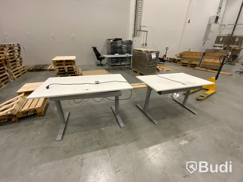 2st Elektriskt höj och sänkbara skrivbord. Ej funktionstestade