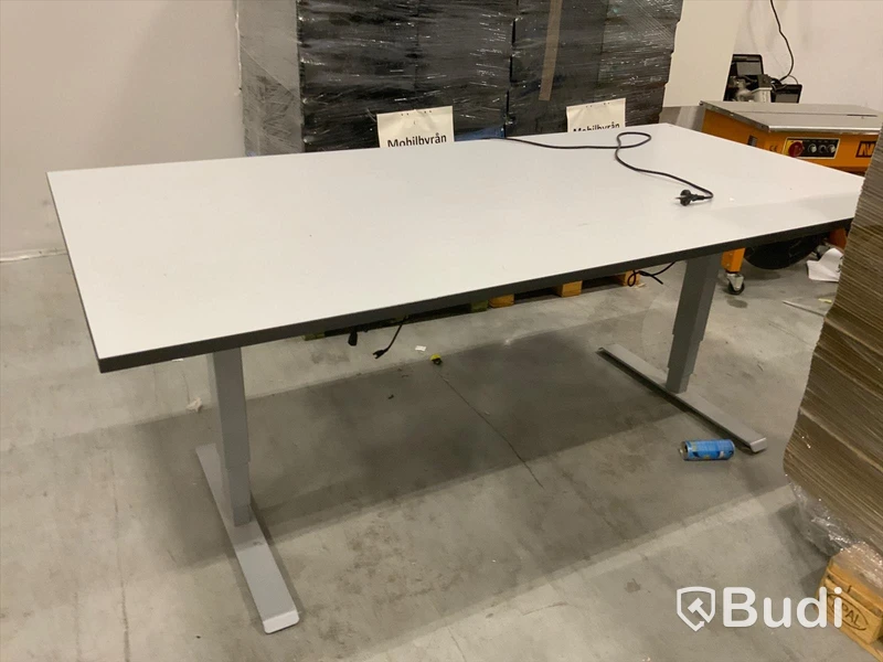 Elektriskt höj och sänkbara skrivbord 2st. Ej funktionstestat