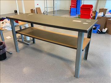 Arbetsbord i ståhöjd med ESD-matta, 200cm längd, 81 cm djup