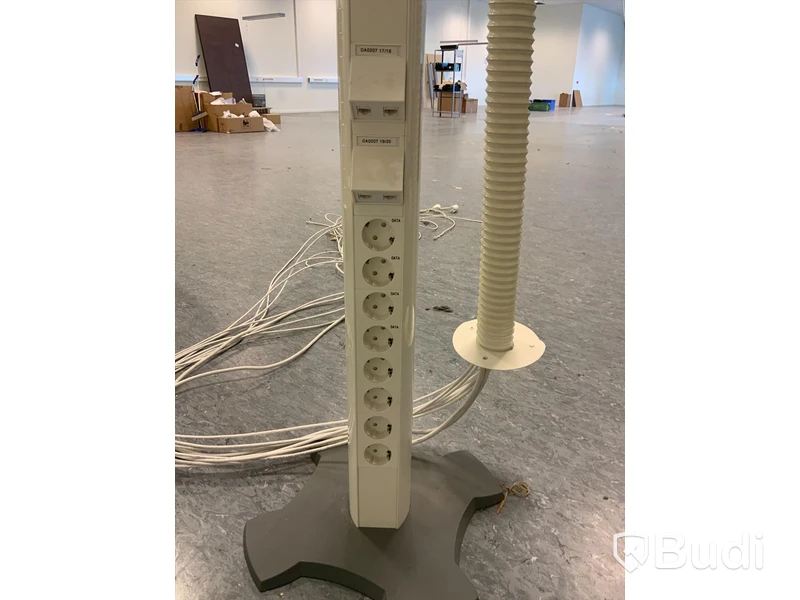 Ström och datanätverksstolpe, totalt 16 strömuttag och 8st nätverkstuttag
