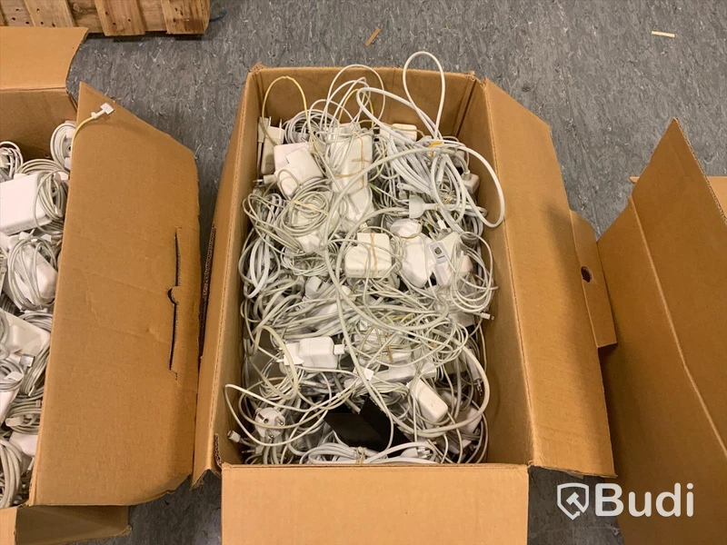 Flyttkartong med Apple laddare, Magsafe, magsafe 2 samt USB-C Osäker funktion