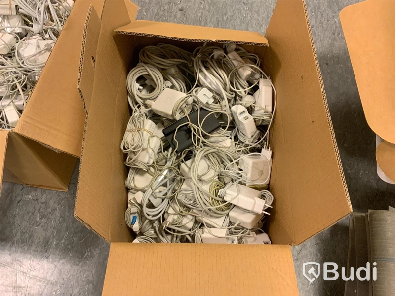 Flyttkartong med Apple laddare, Magsafe, magsafe 2 samt USB-C Osäker funktion