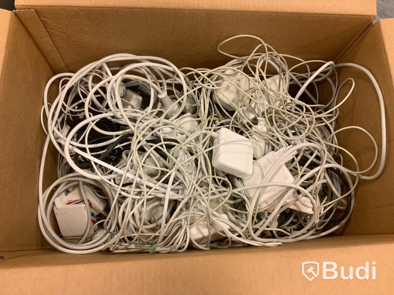 Flyttkartong med Apple laddare, Magsafe, magsafe 2 samt USB-C Osäker funktion