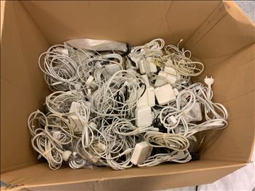 Flyttkartong med Apple laddare, Magsafe, magsafe 2 samt USB-C Osäker funktion