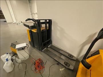 Truck Ledstaplare Jungheinrich ERD 220 med laddare. Ej funktionstestad. Defekt