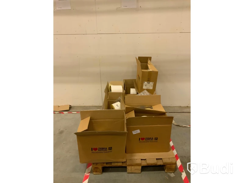Pall med div etiketter till Zebra skrivare. Olika storlekar.