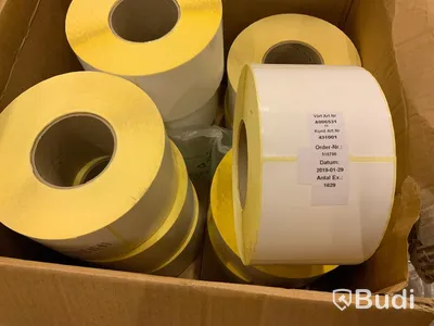 Pall med div etiketter till Zebra skrivare samt wax ribbon (färgband)